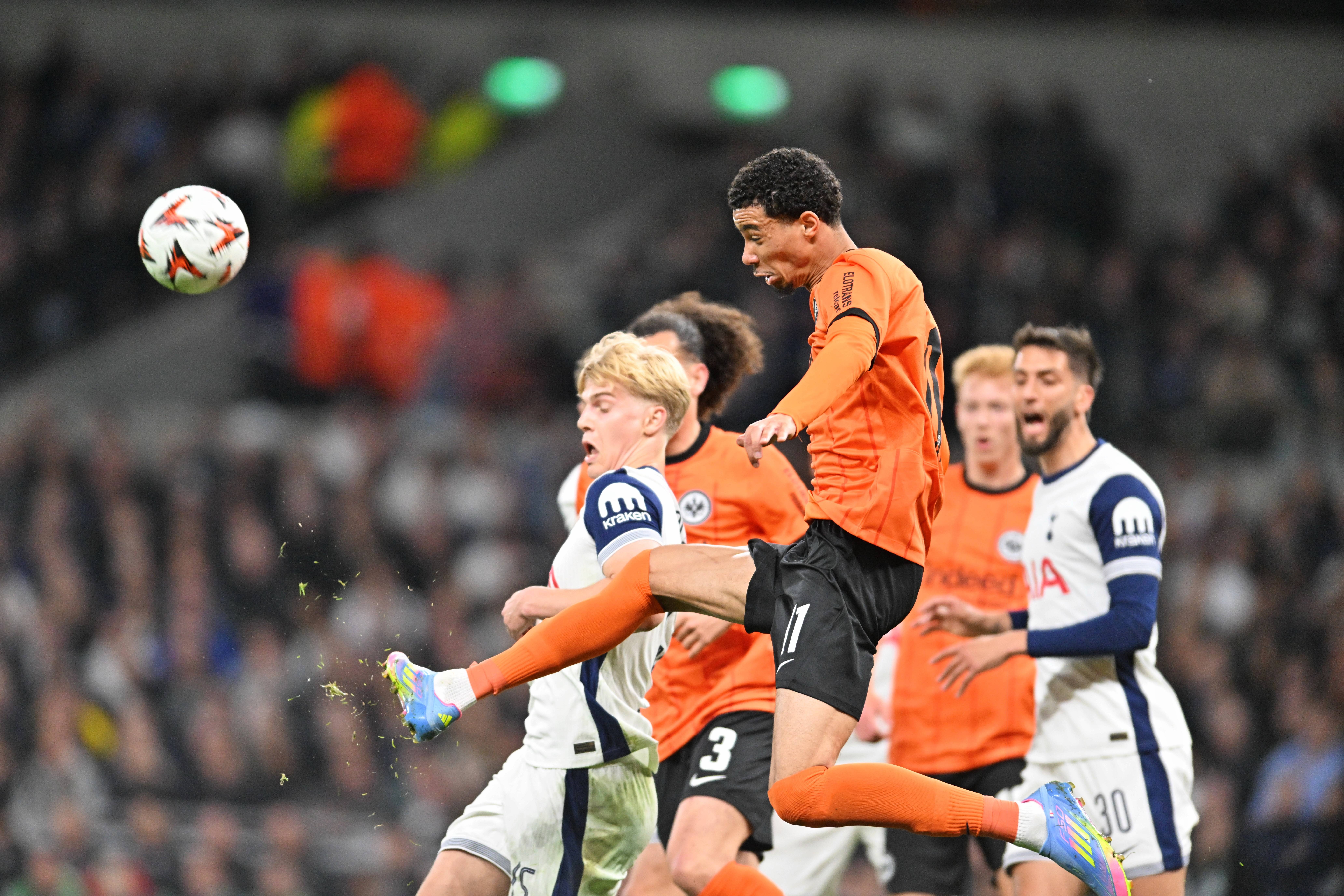 包含摩纳哥前锋状态回升，创造进球记录的词条