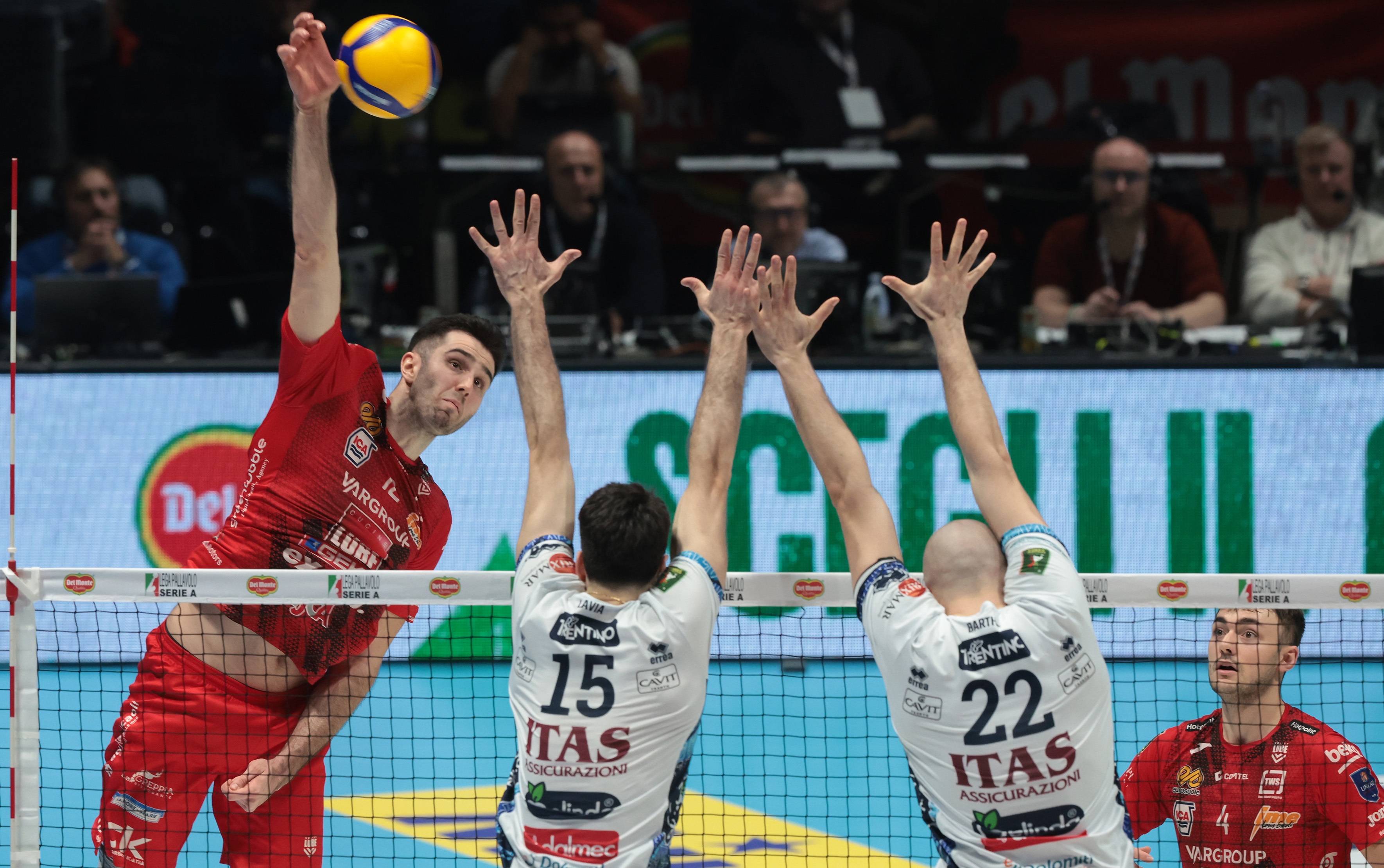 意大利强队遭遇横扫,抢分路有阻的简单介绍 意大利强队遭遇横扫,抢分路有阻的简单介绍