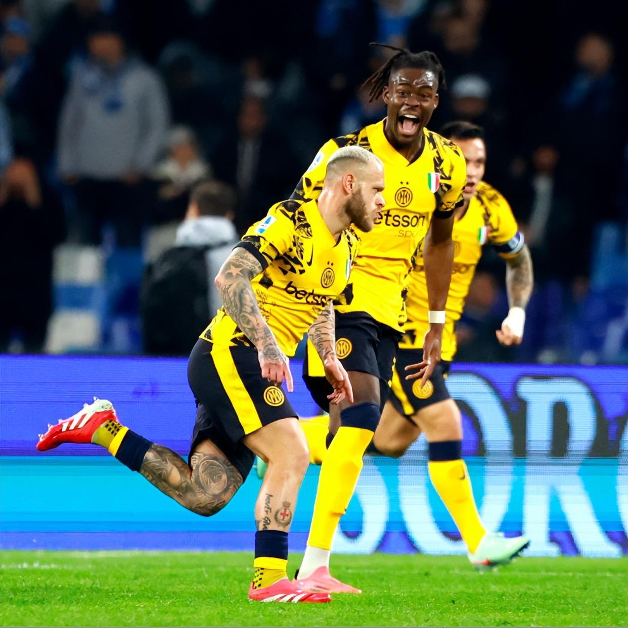 关于尤文图斯击败那不勒斯，卫冕冠军暂时领先的信息