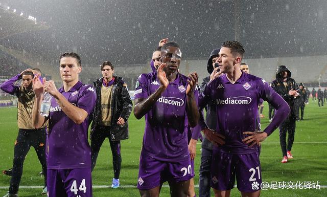 佛罗伦萨队球迷齐聚球场为队伍加油的简单介绍