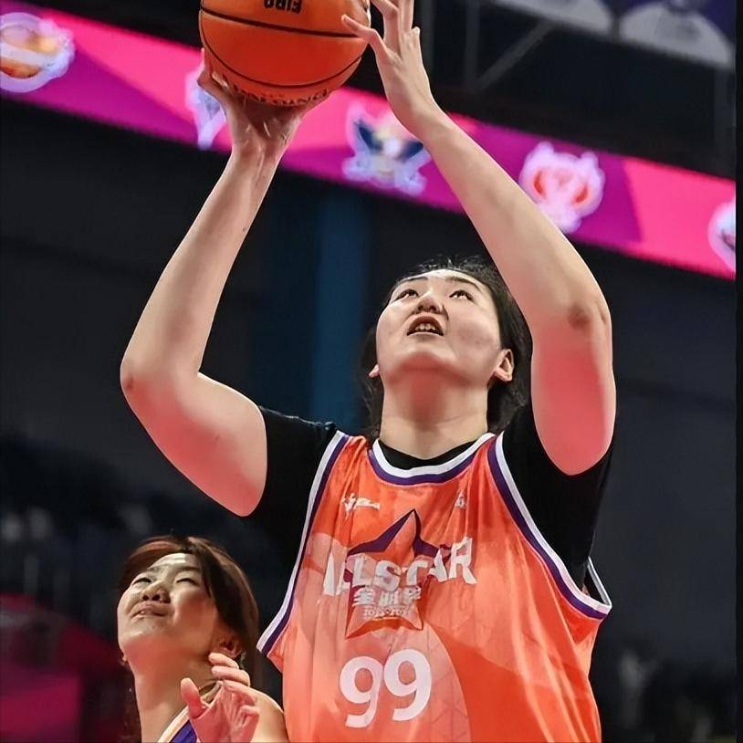 比赛中球员争分夺秒，展现出色技艺