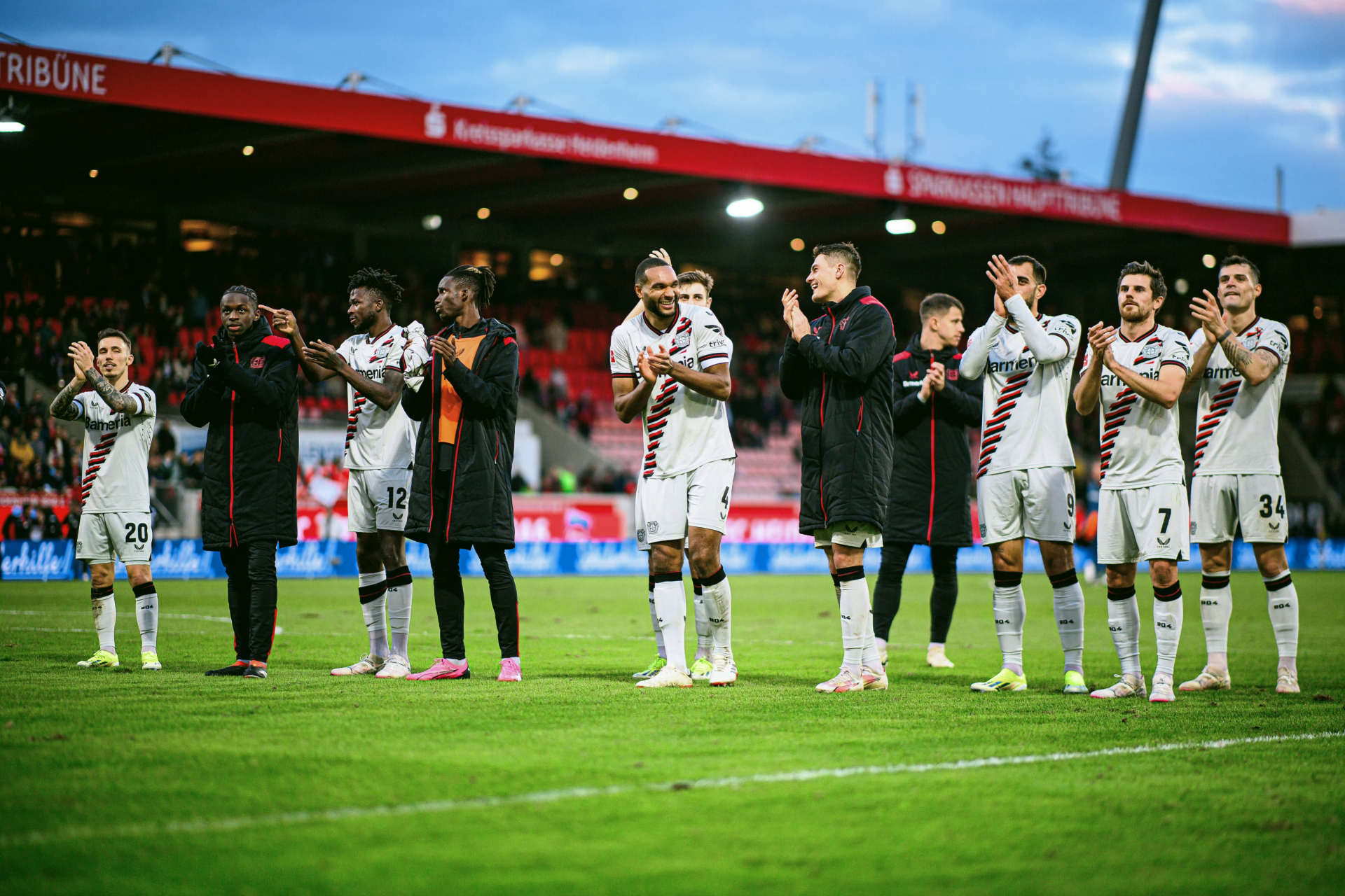 关于RB莱比锡客场击败勒沃库森，取得关键胜利的信息