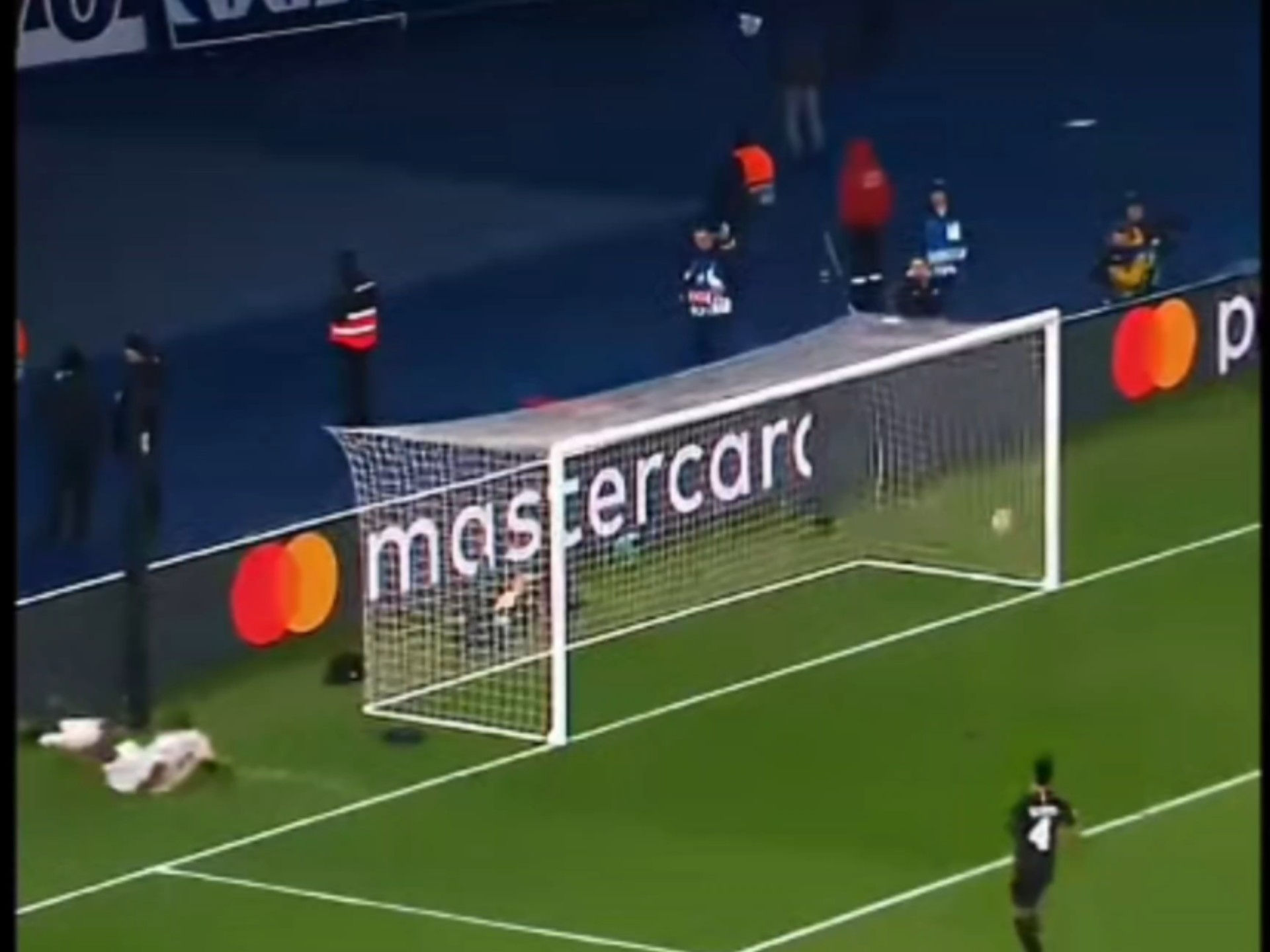 巴黎圣日耳曼努力以2-1击败曼联的简单介绍