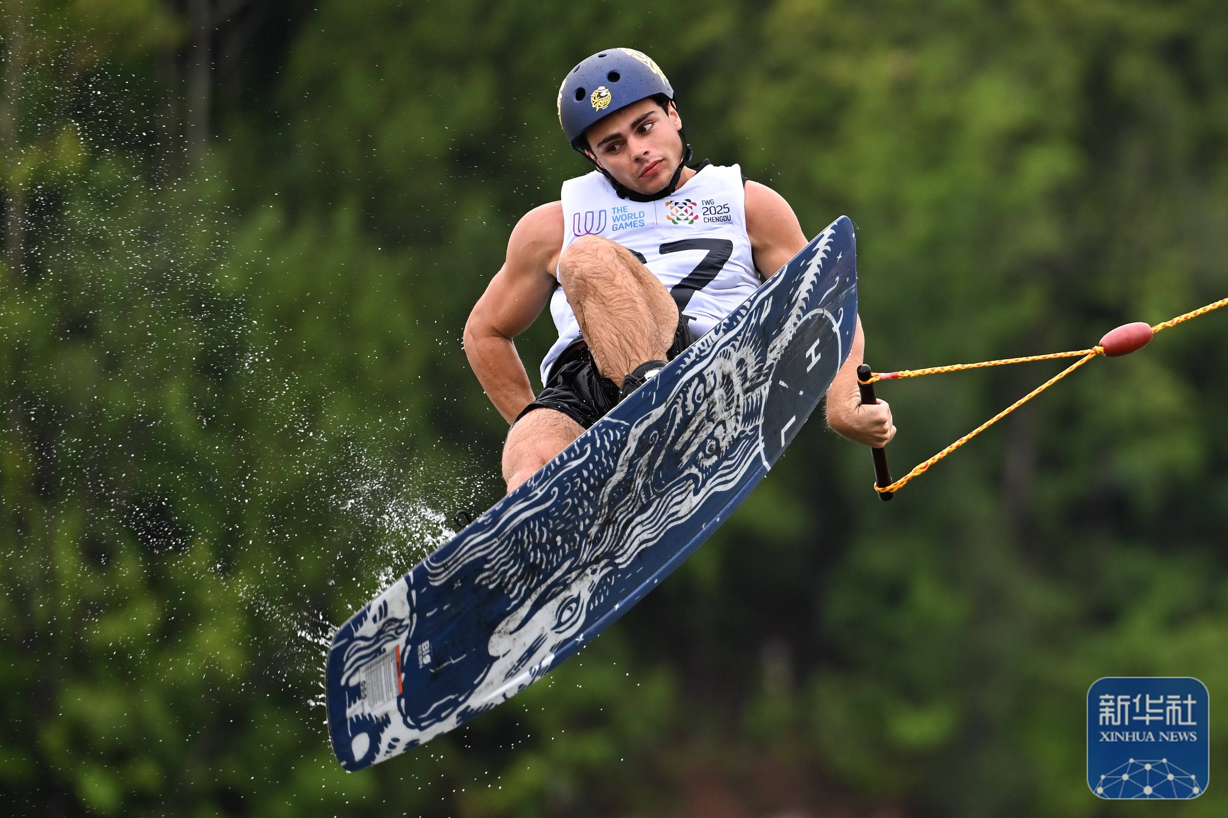 跳水选手高空飞跃夺得冠军! 跳水选手高空飞跃夺得冠军!