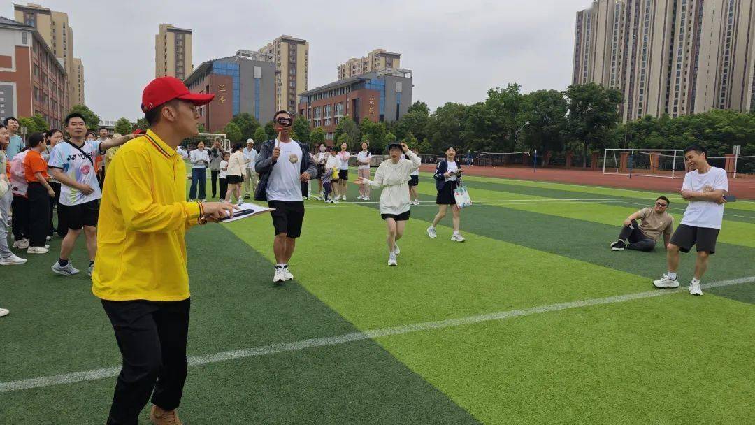 选手们奋力拼搏,默契配合展现团队实力的简单介绍 选手们奋力拼搏,默契配合展现团队实力的简单介绍