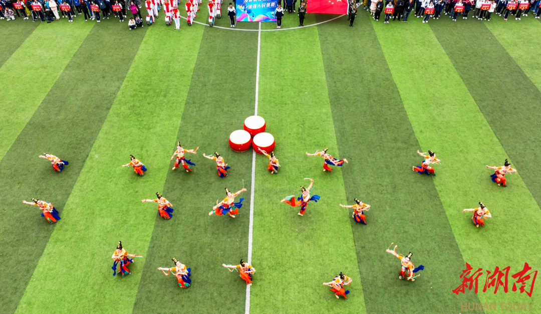 包含体操比赛中心激烈角逐，选手健儿奋力拼搏的词条