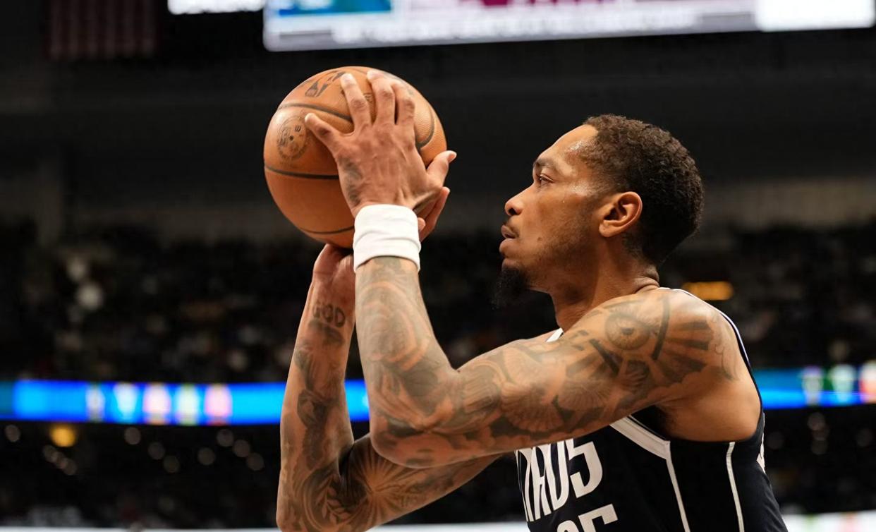 雄鹿力克独行侠，继续不败