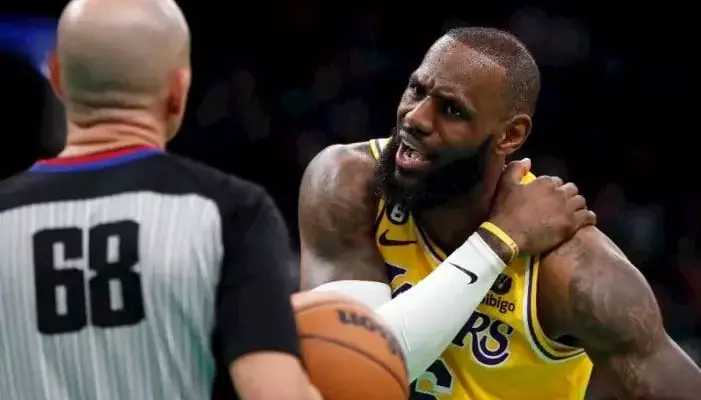 山东队完胜凯尔特人,浓眉哥统治全场 山东队完胜凯尔特人,浓眉哥统治全场