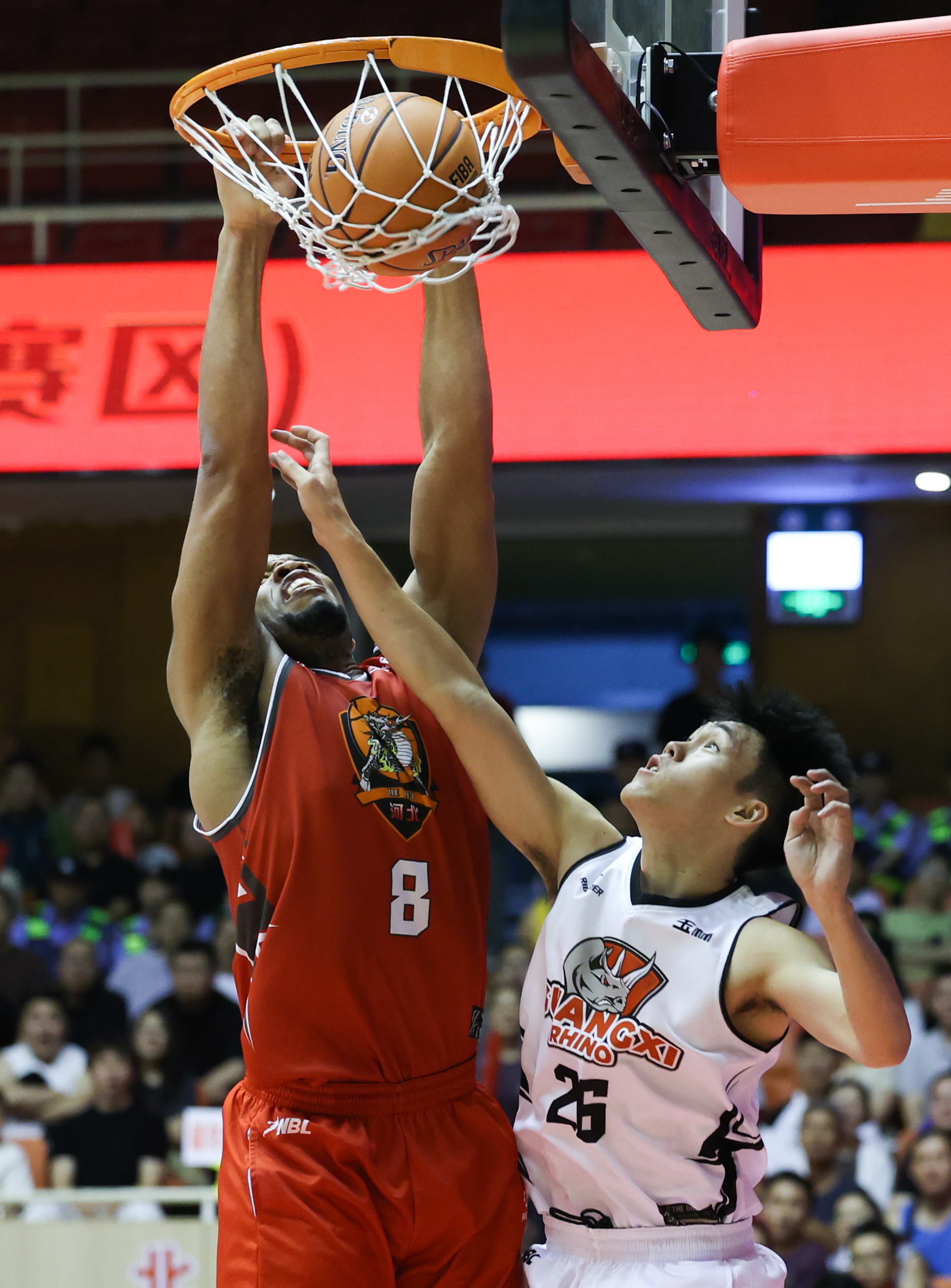 昨晚比赛中一支队伍凭借壮观表现获胜