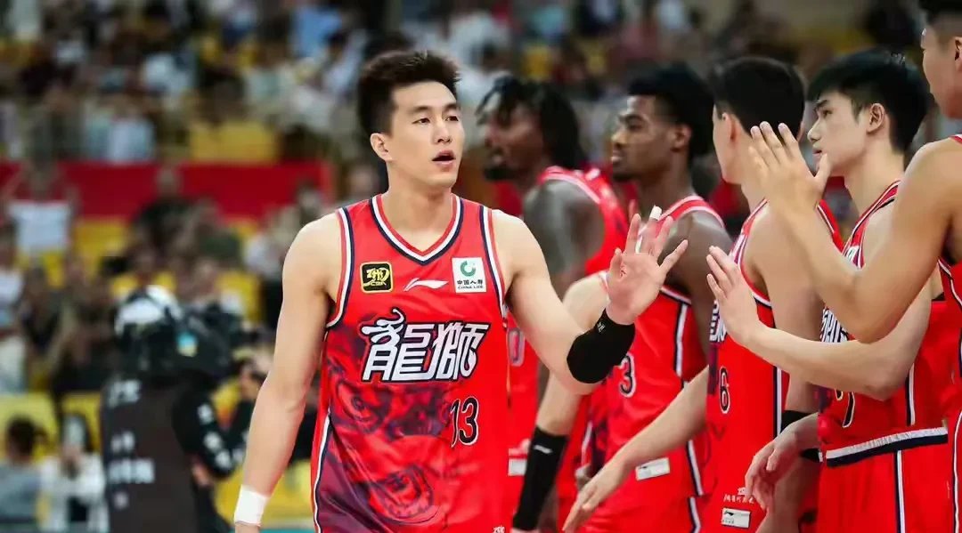 篮球赛事中的顶尖球星吸引眼球