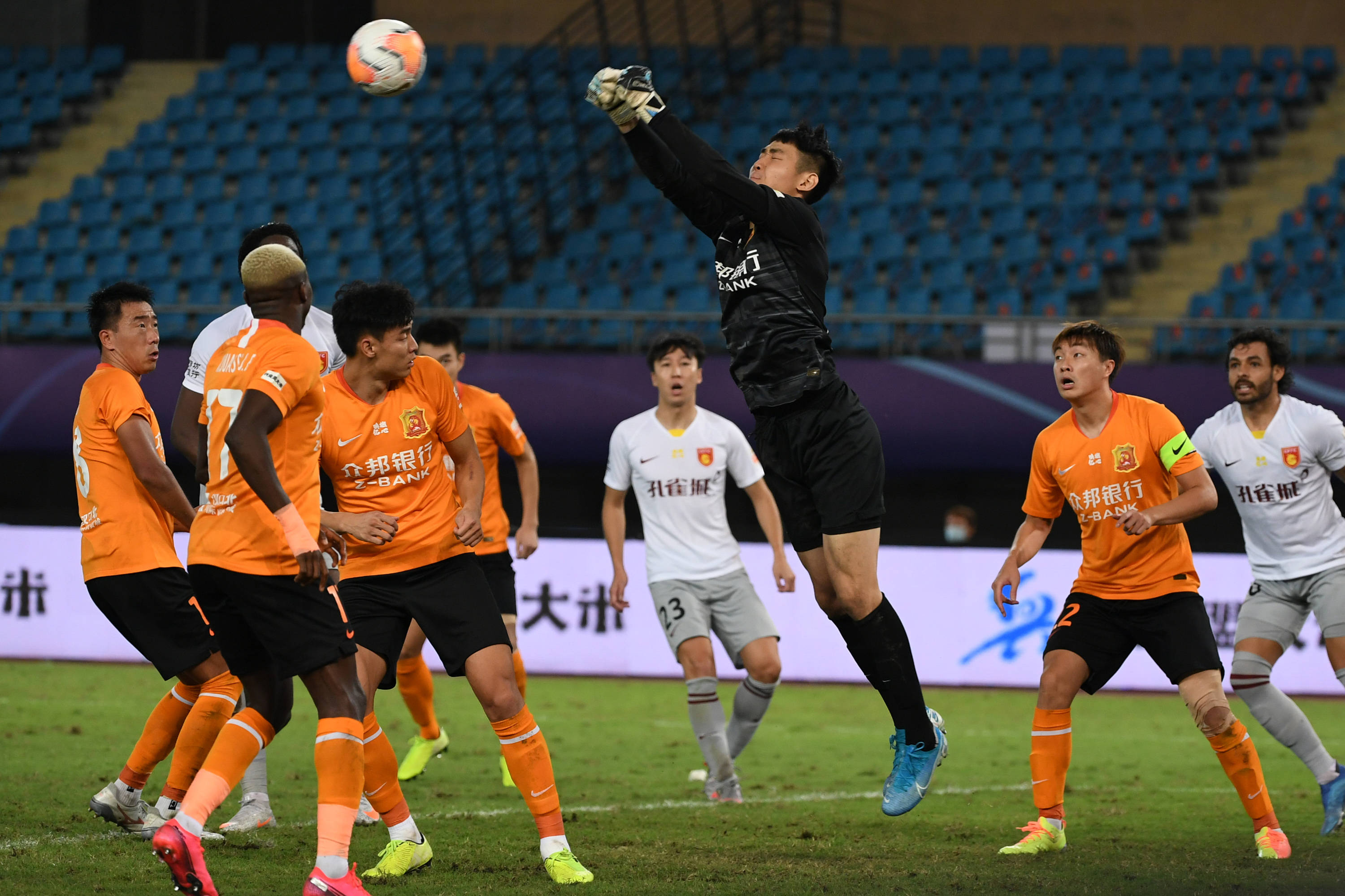 武汉卓尔击败山东鲁能，迎来胜利