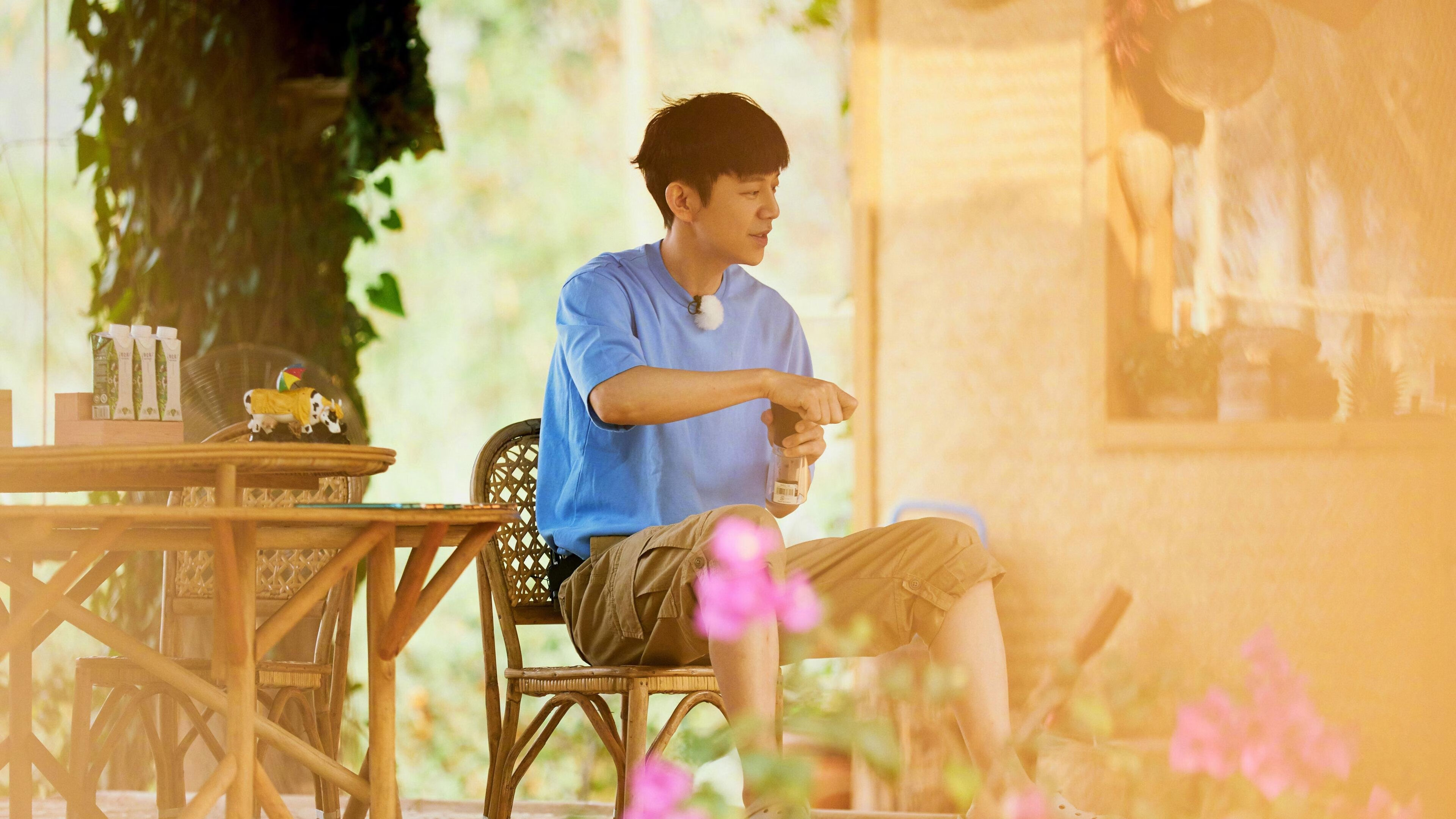 F1新赛季揭幕战之夜，当钢铁轰鸣遇见卢卡库的寂静绝杀