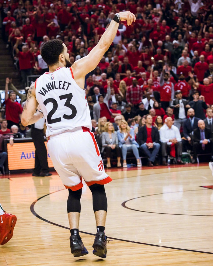 雄鹿对阵北京队，范弗利特完成里程碑